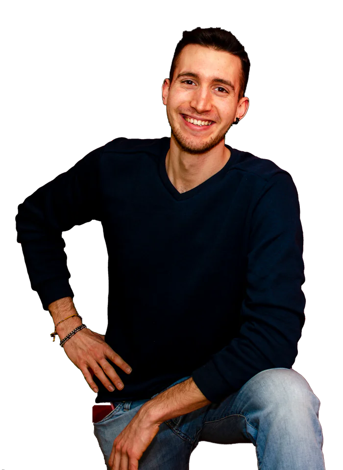 Ludovico Allega, seduto e sorridente