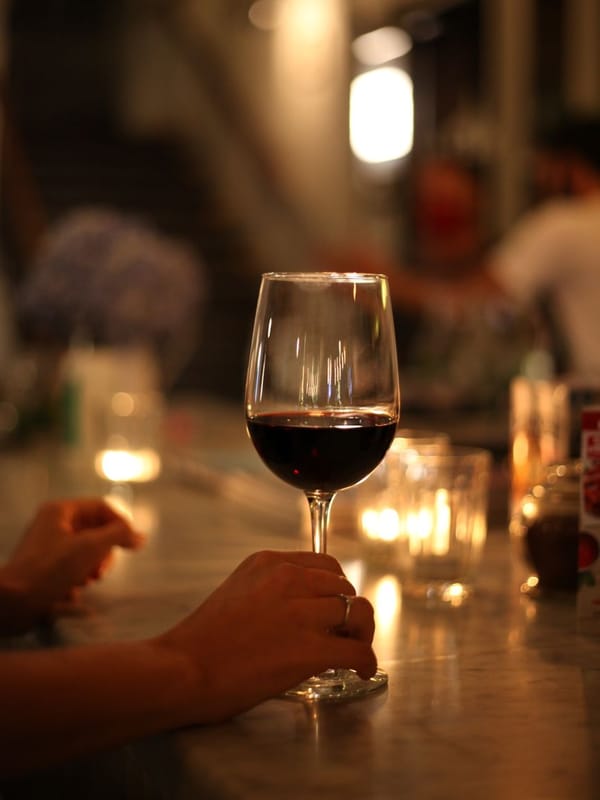 Calice di vino rosso a lume di candela