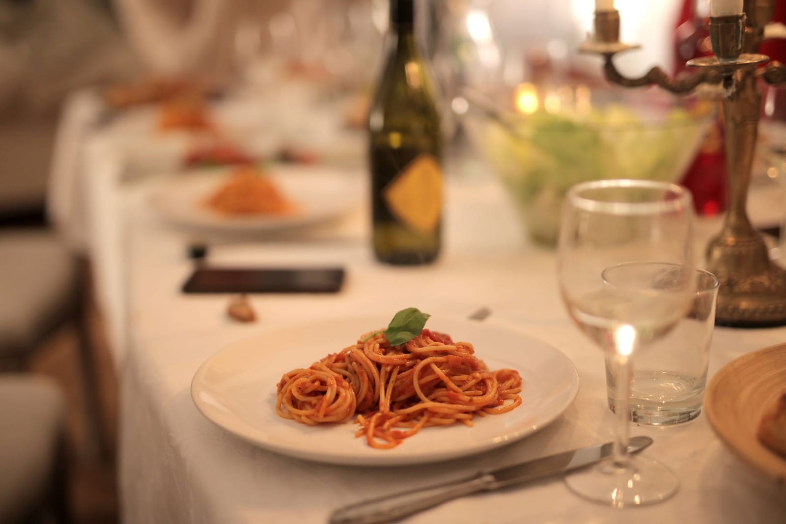 Piatto di spaghetti al pomodoro a lume di candela